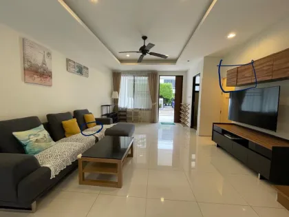 Casa adosada de 3 dormitorios y 4 baños en Laguna Park, Kamala