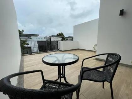 Casa adosada de 3 dormitorios y 4 baños en Laguna Park, Kamala