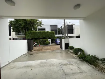 Casa adosada de 3 dormitorios y 4 baños en Laguna Park, Kamala