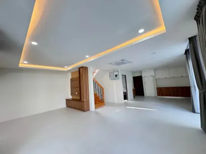 ใหม่! บ้านพูลวิลล่าปรับปรุงใหม่ 4 ห้องนอน 5 ห้องน้ำในชะลอง