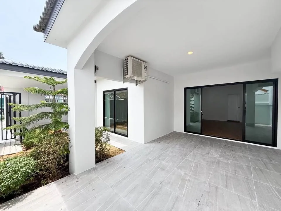 Geräumige 4-Schlafzimmer, 5-Badezimmer Eckvilla in Wichit, Phuket Town