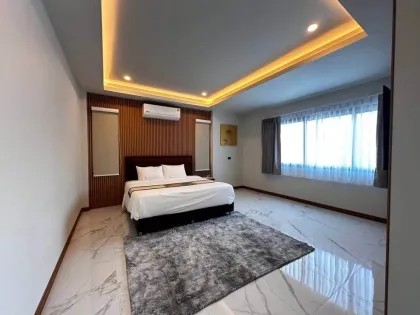 Moderne 4-Schlafzimmer-Poolvilla in Kamala, Phuket