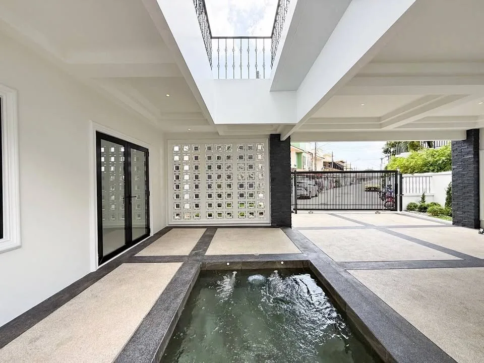 Neue Luxus-Poolvilla zum Verkauf in Songkhun Village, Na Bon