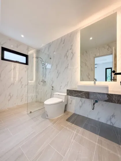 Neue Luxus-Poolvilla zum Verkauf im Songkhun Village nahe Phuket Stadt