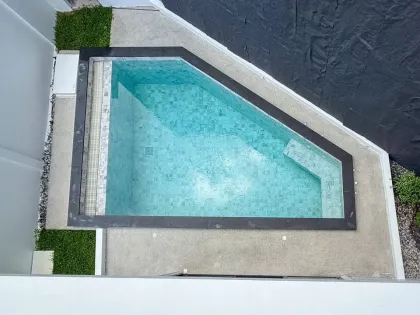 Neue Luxus-Poolvilla zum Verkauf im Songkhun Village nahe Phuket Stadt