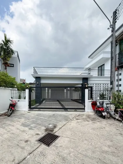 Nouvelle villa de luxe avec piscine à vendre à Songkhun Village, Na Bon