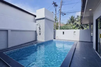 Villa mitoyenne 3 chambres avec piscine à vendre à Chalong