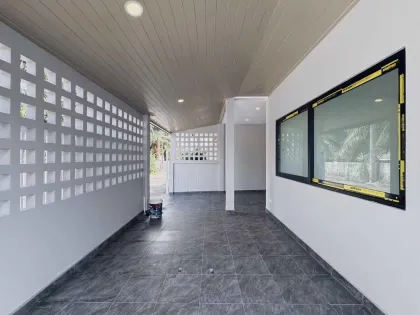 Villa mitoyenne 3 chambres avec piscine à vendre à Chalong