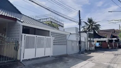 Villa mitoyenne 3 chambres avec piscine à vendre à Chalong