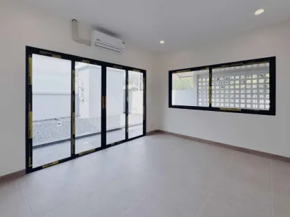Villa mitoyenne 3 chambres avec piscine à vendre à Chalong
