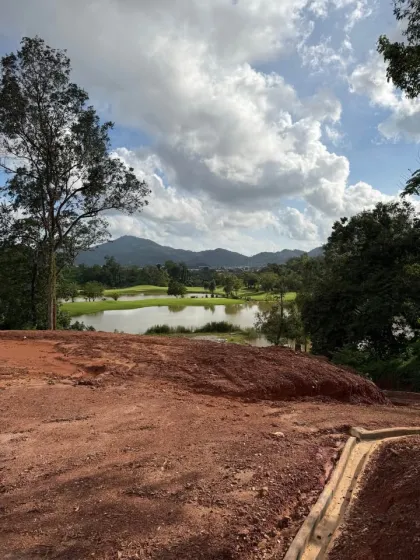 Terreno Premium con Vista a Montañas y Campo de Golf en Kathu