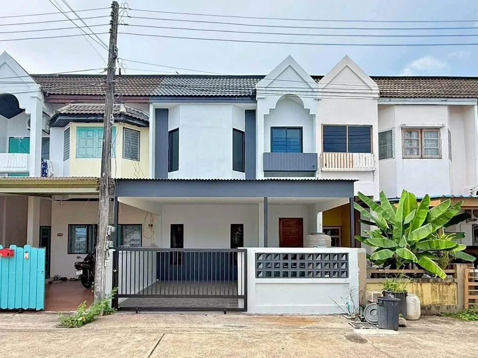 ทาวน์เฮาส์ 2 ชั้น รีโนเวทสวยใจกลางฉลอง