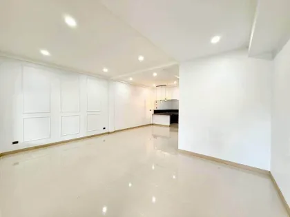 ทาวน์เฮาส์ 2 ชั้น รีโนเวทสวยใจกลางฉลอง