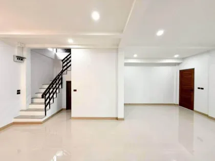 ทาวน์เฮาส์ 2 ชั้น รีโนเวทสวยใจกลางฉลอง