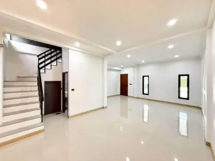 ทาวน์เฮาส์ 2 ชั้น รีโนเวทสวยใจกลางฉลอง