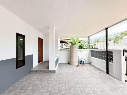 ทาวน์เฮาส์ 2 ชั้น รีโนเวทสวยใจกลางฉลอง