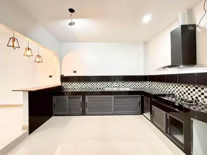 ทาวน์เฮาส์ 2 ชั้น รีโนเวทสวยใจกลางฉลอง