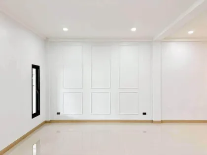 ทาวน์เฮาส์ 2 ชั้น รีโนเวทสวยใจกลางฉลอง