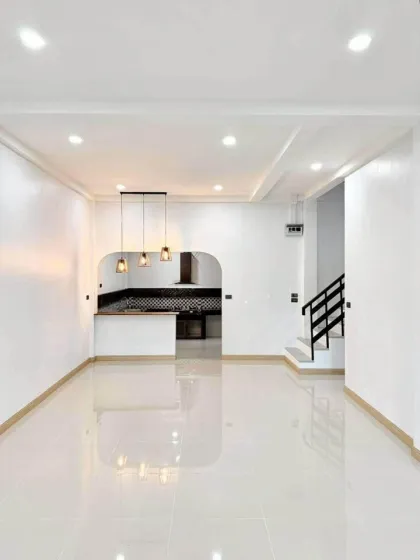 ทาวน์เฮาส์ 2 ชั้น รีโนเวทสวยใจกลางฉลอง