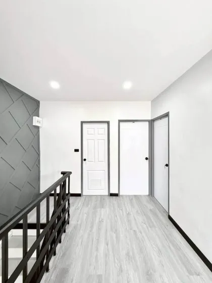 ทาวน์เฮาส์ 2 ชั้น รีโนเวทสวยใจกลางฉลอง