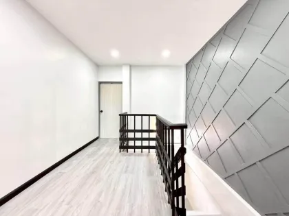 ทาวน์เฮาส์ 2 ชั้น รีโนเวทสวยใจกลางฉลอง