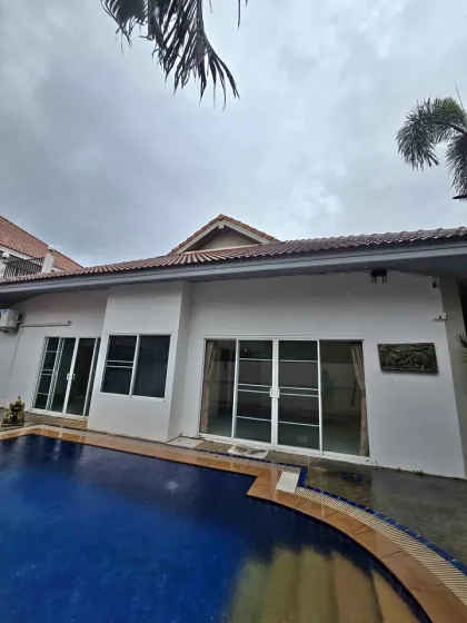 Villa con piscina de 3 dormitorios y 4 baños en venta en Rawai