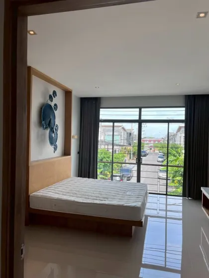 普吉岛Eva Town项目现代三卧室LOFT联排别墅