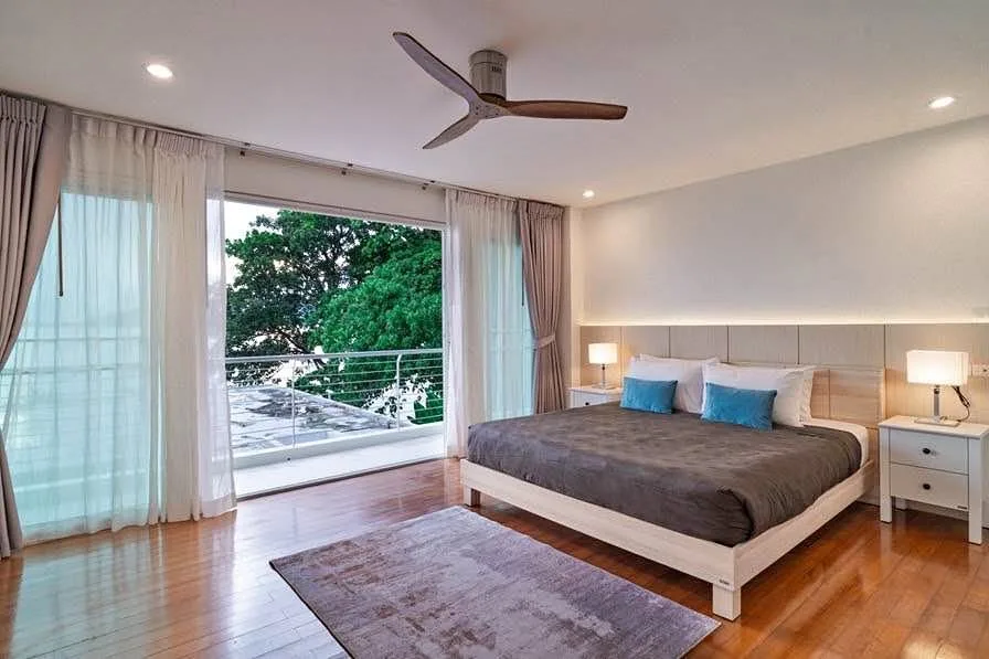 Luxuriöses 3-Schlafzimmer-Duplex am Strand mit Meerblick