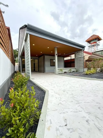 Spacieuse maison de plain-pied 3 chambres avec jardin à Chalong