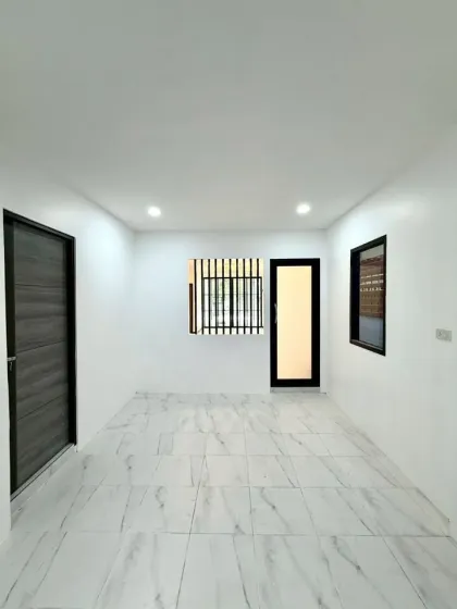 Spacieuse maison de plain-pied 3 chambres avec jardin à Chalong