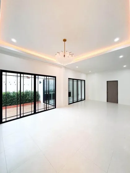 3卧室联排别墅带室内停车位，位于Cherng Talay