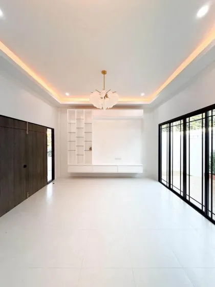 3卧室联排别墅带室内停车位，位于Cherng Talay
