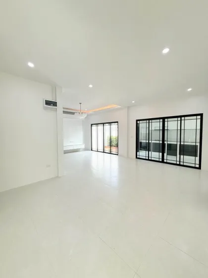 3卧室联排别墅带室内停车位，位于Cherng Talay