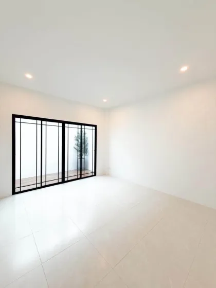 3卧室联排别墅带室内停车位，位于Cherng Talay