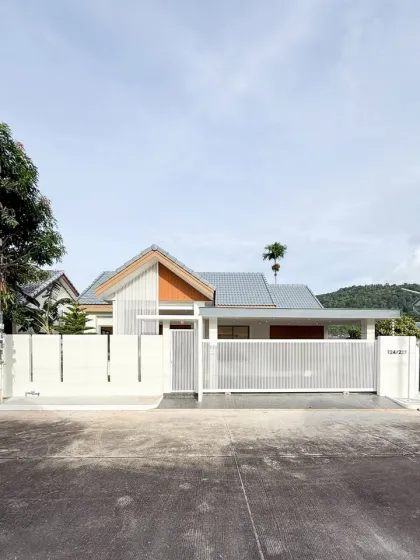 Neu renoviertes 3-Schlafzimmer-Eckhaus in Phuket Town zu verkaufen