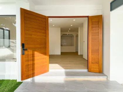 Neu renoviertes 3-Schlafzimmer-Eckhaus in Phuket Town zu verkaufen
