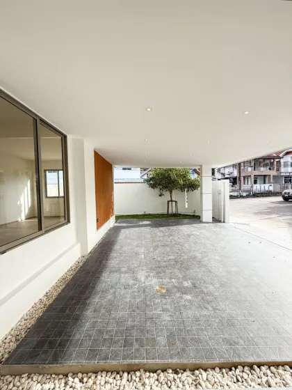 Neu renoviertes 3-Schlafzimmer-Eckhaus in Phuket Town zu verkaufen