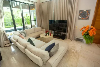 Luxuriöse 4-Zimmer-Poolvilla zum Verkauf in Nai Harn