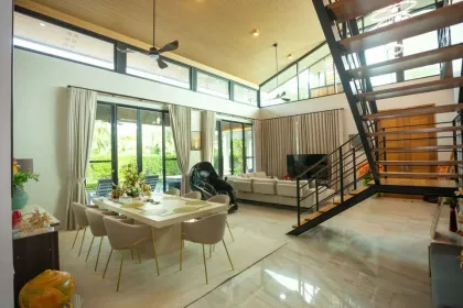 Luxuriöse 4-Zimmer-Poolvilla zum Verkauf in Nai Harn
