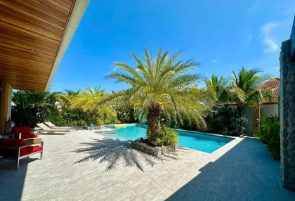 Villa privada nueva de lujo con piscina 4 dormitorios 4 baños en Rawai