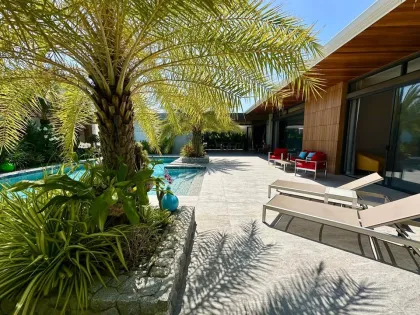 Villa privada nueva de lujo con piscina 4 dormitorios 4 baños en Rawai