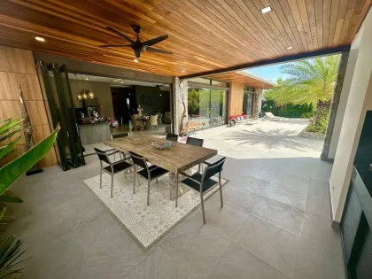 Villa privada nueva de lujo con piscina 4 dormitorios 4 baños en Rawai