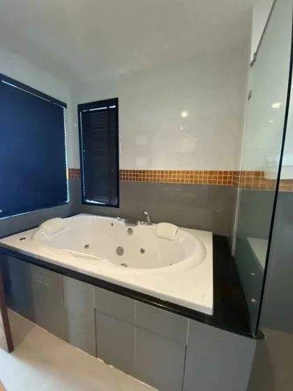 1 спальня, 2 ванные в апартаментах Miracle Lakeview Condo, Чалонг