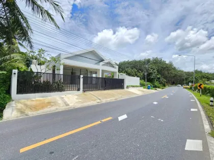 3-Bedroom 3-Bathroom Pool Villa Near British International School Phuket