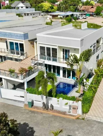 Villa Moderna de 4 Habitaciones con Piscina Privada en Rawai