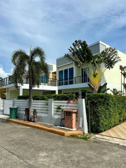 Villa Moderna de 4 Habitaciones con Piscina Privada en Rawai