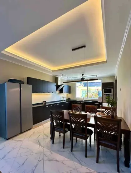 Villa Moderna de 4 Habitaciones con Piscina Privada en Rawai