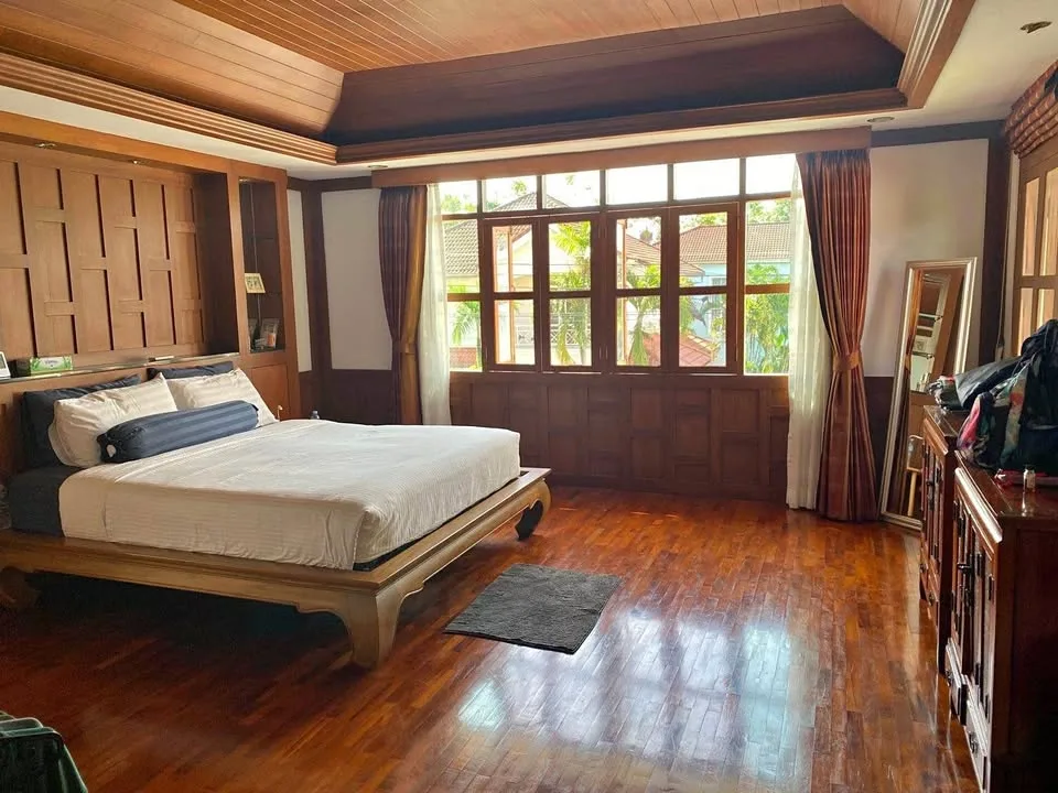 Villa de 4 dormitorios y 3 baños cerca de BCIS en Chalong