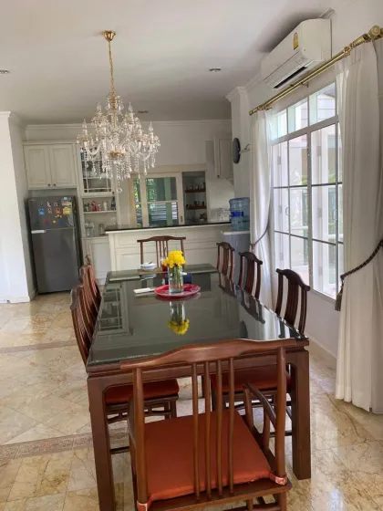 Villa de 4 dormitorios y 3 baños cerca de BCIS en Chalong