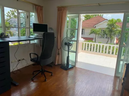 Villa de 4 dormitorios y 3 baños cerca de BCIS en Chalong